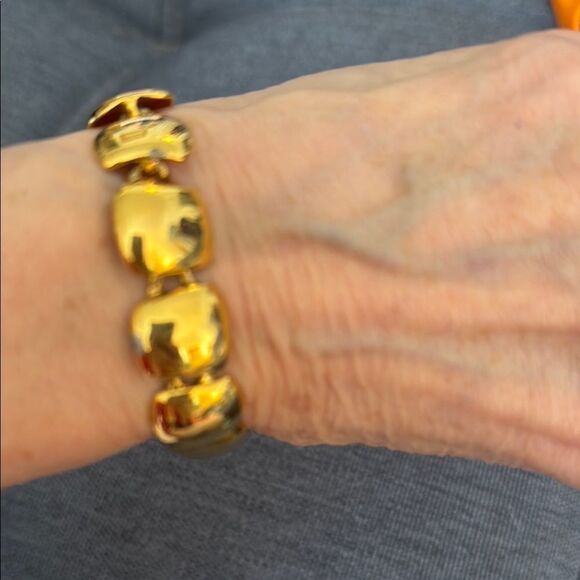 Anne Klein Signed Vintage Gold Tone Square Link Toggle Closure Bracelet. - Picture 1 of 6